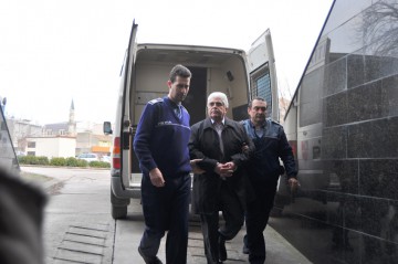 Fostul decan Ţarălungă nu iese din arest